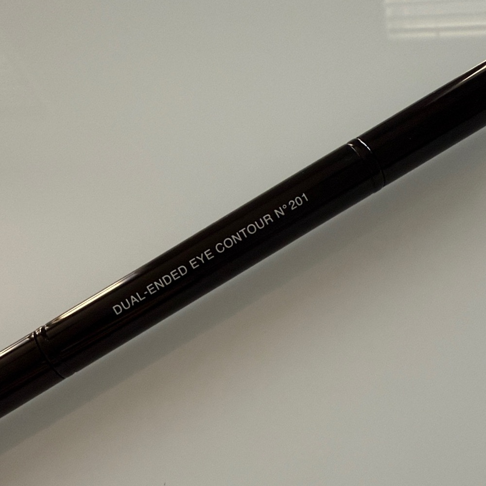 CHANEL LES PINCEAUX DE CHANEL
Retractable Dual-Ended Eye-Contouring Brush N°201